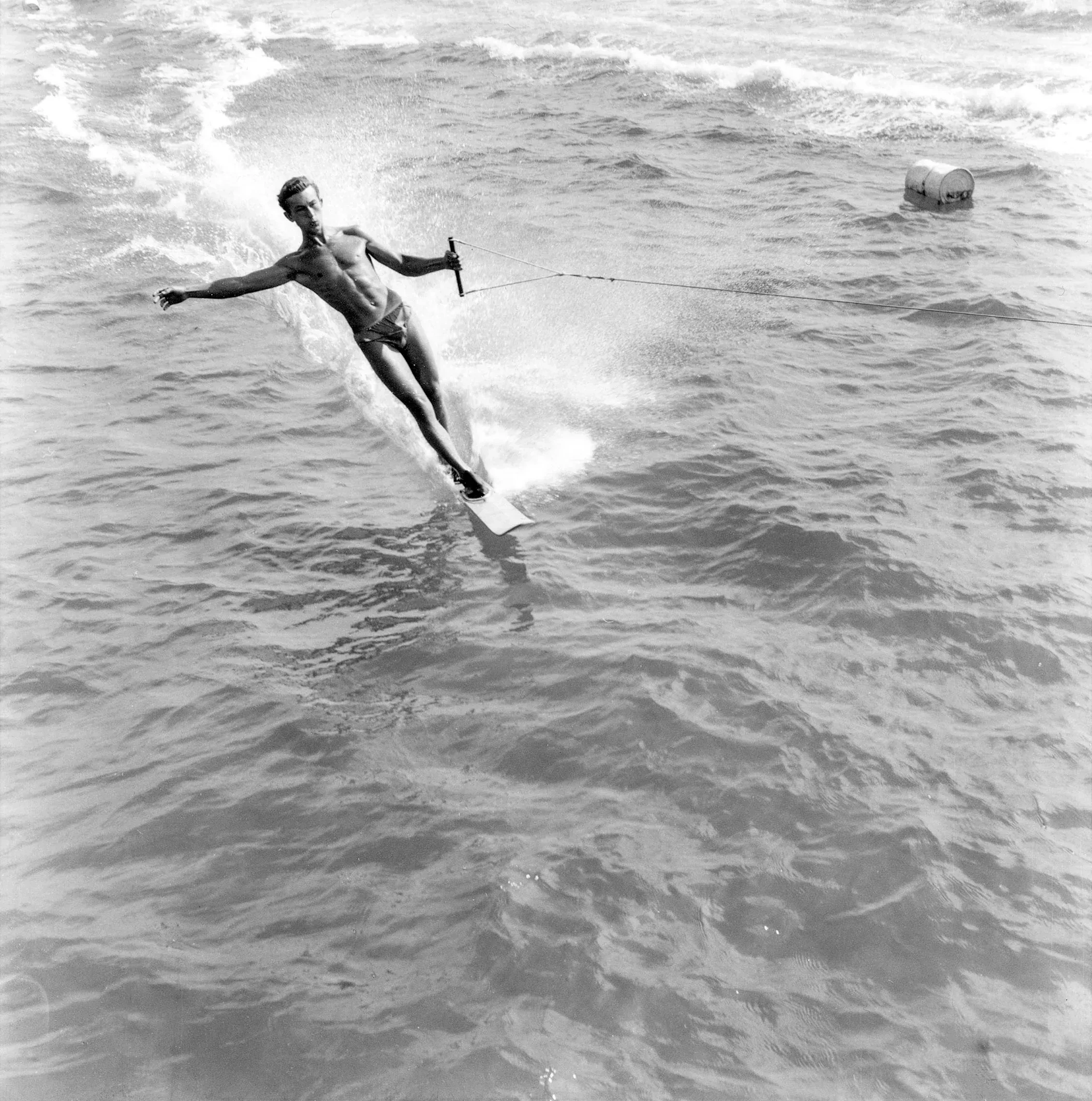 1520 BG 30 Ski nautique à La Napoule, 1938