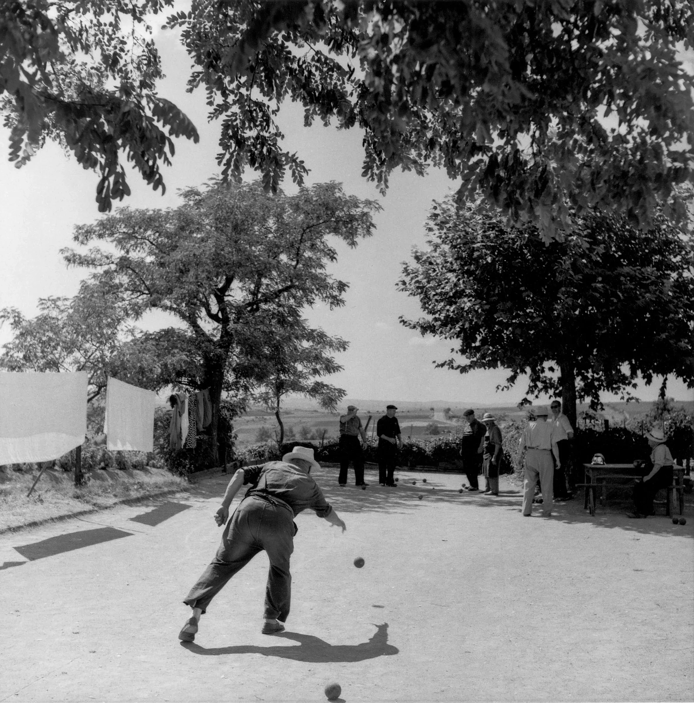 1551 E 39 La pétanque à Julienas, 1936